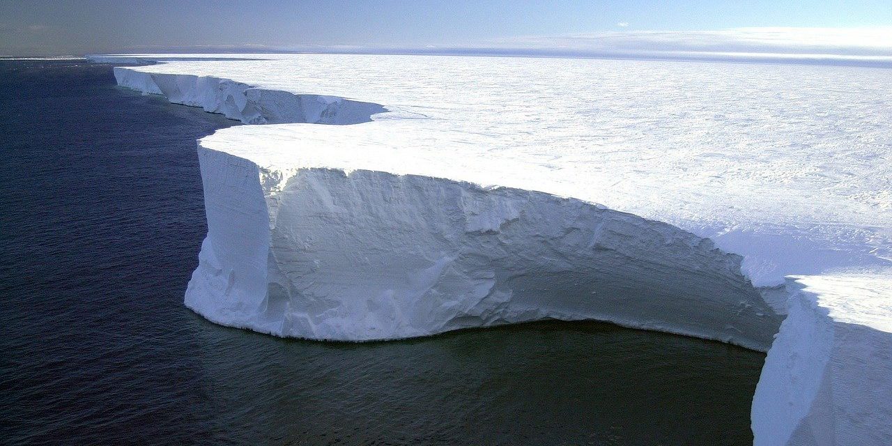 Töredezni kezdett a világ legnagyobb jéghegye
