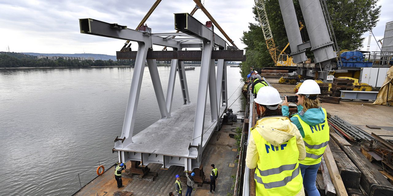Hajóra emelték a megújuló Déli összekötő vasúti híd első elemét