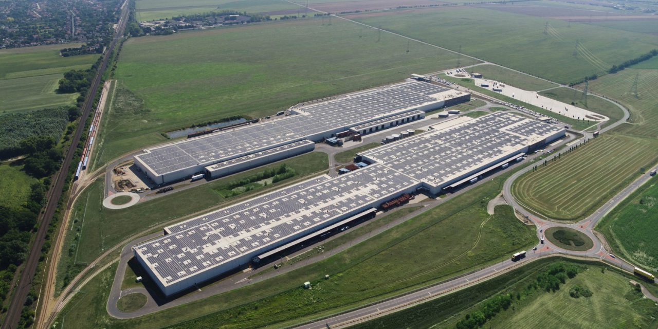Átadták Európa legnagyobb tetőn kialakított napelemparkját