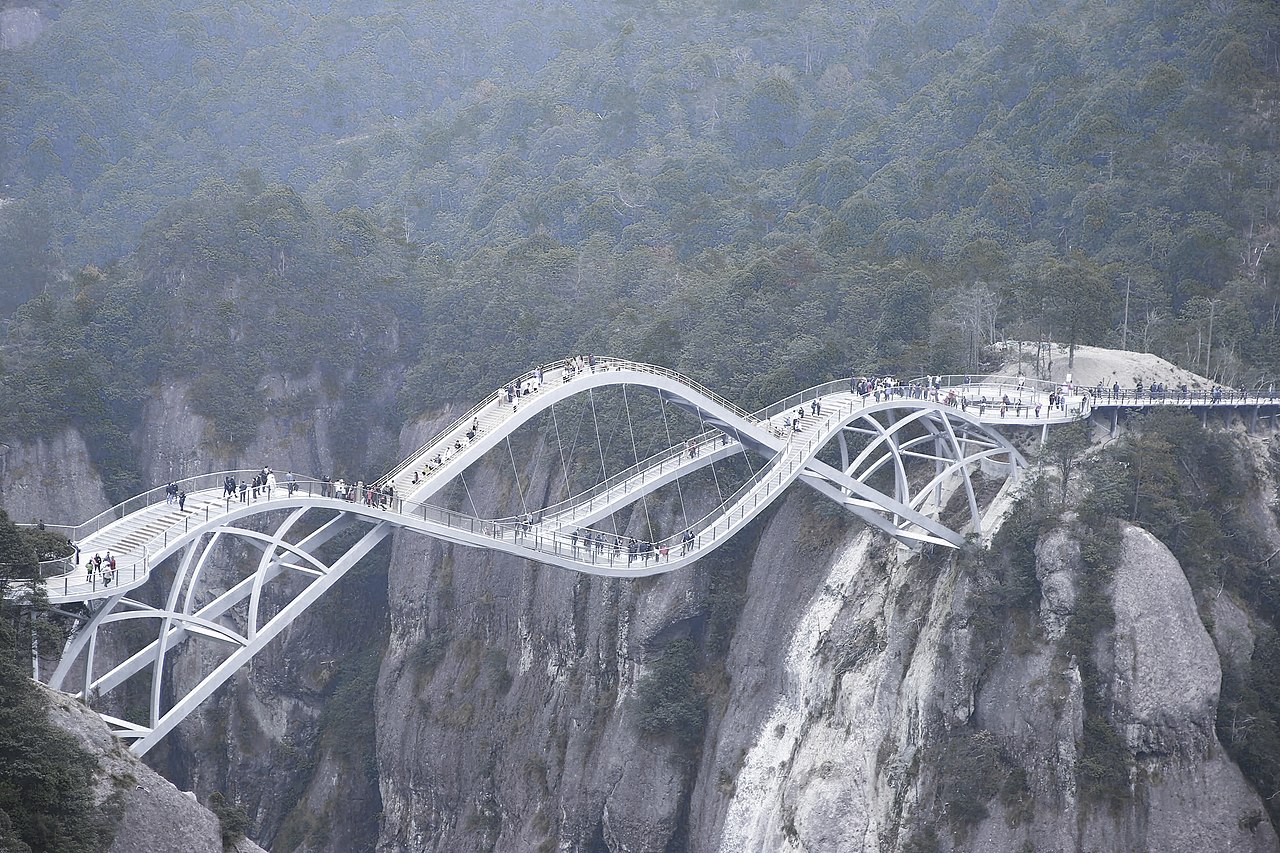 Excentrikus kínai hídra figyel a világ