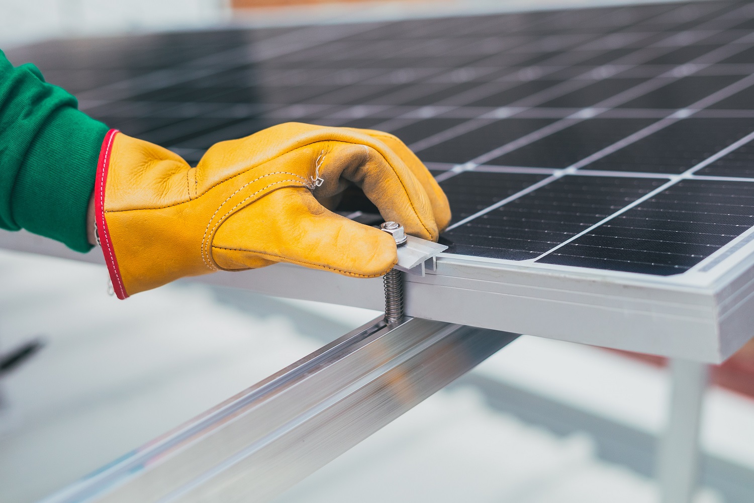 Október 18-től jelentkezhetnek a kivitelezők a háztartások napelemes és fűtési rendszereit támogató pályázatra