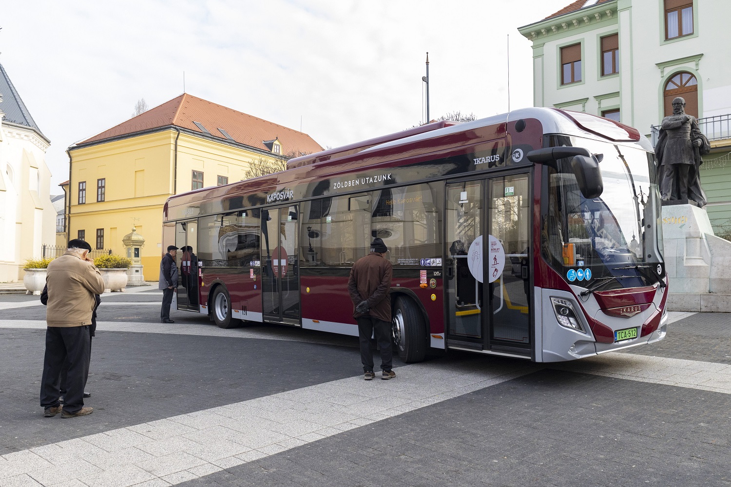 Átadták Kaposvár első elektromos autóbuszait