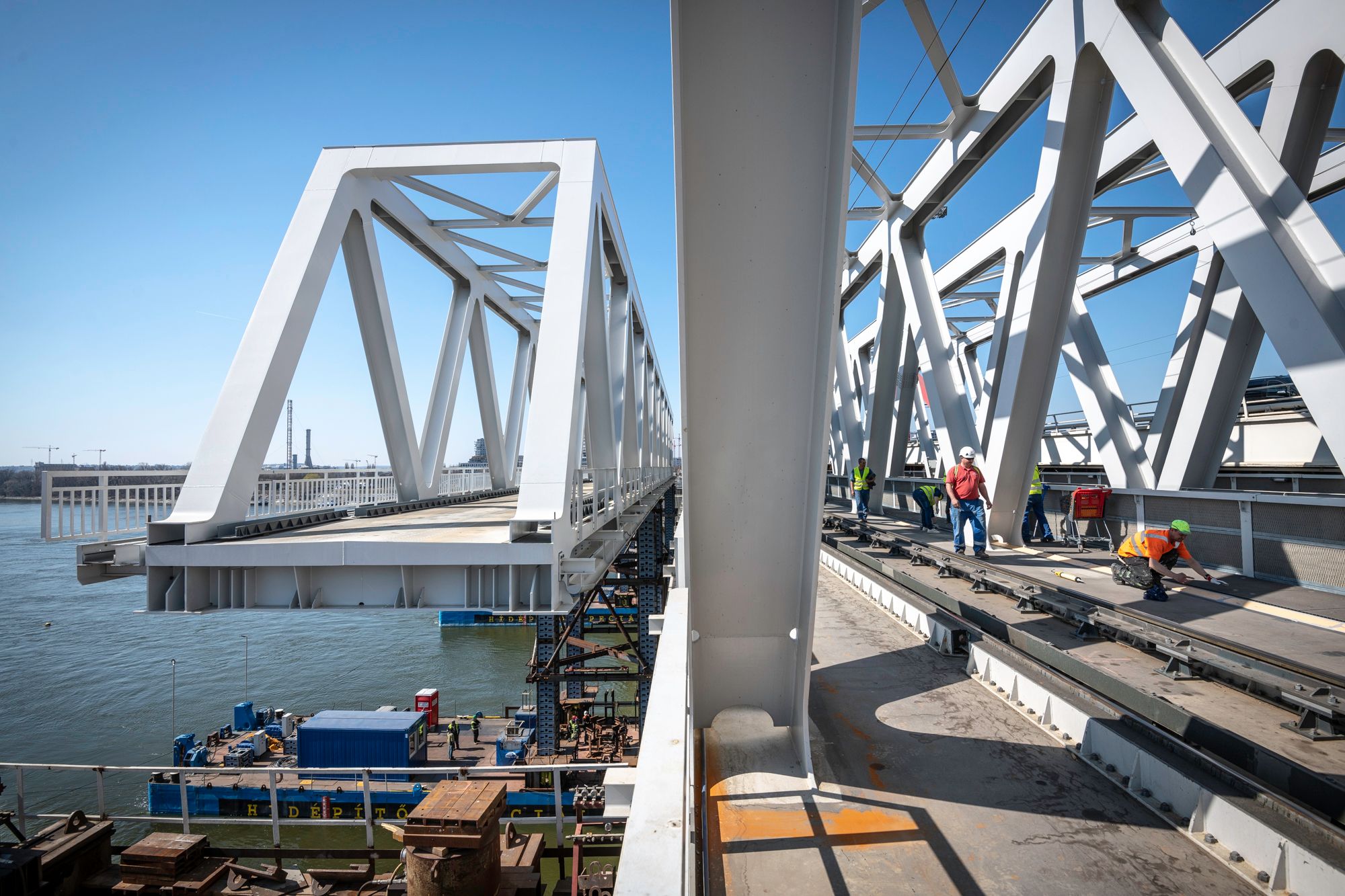 Új hídelemek a Déli összekötő vasúti Duna-hídon