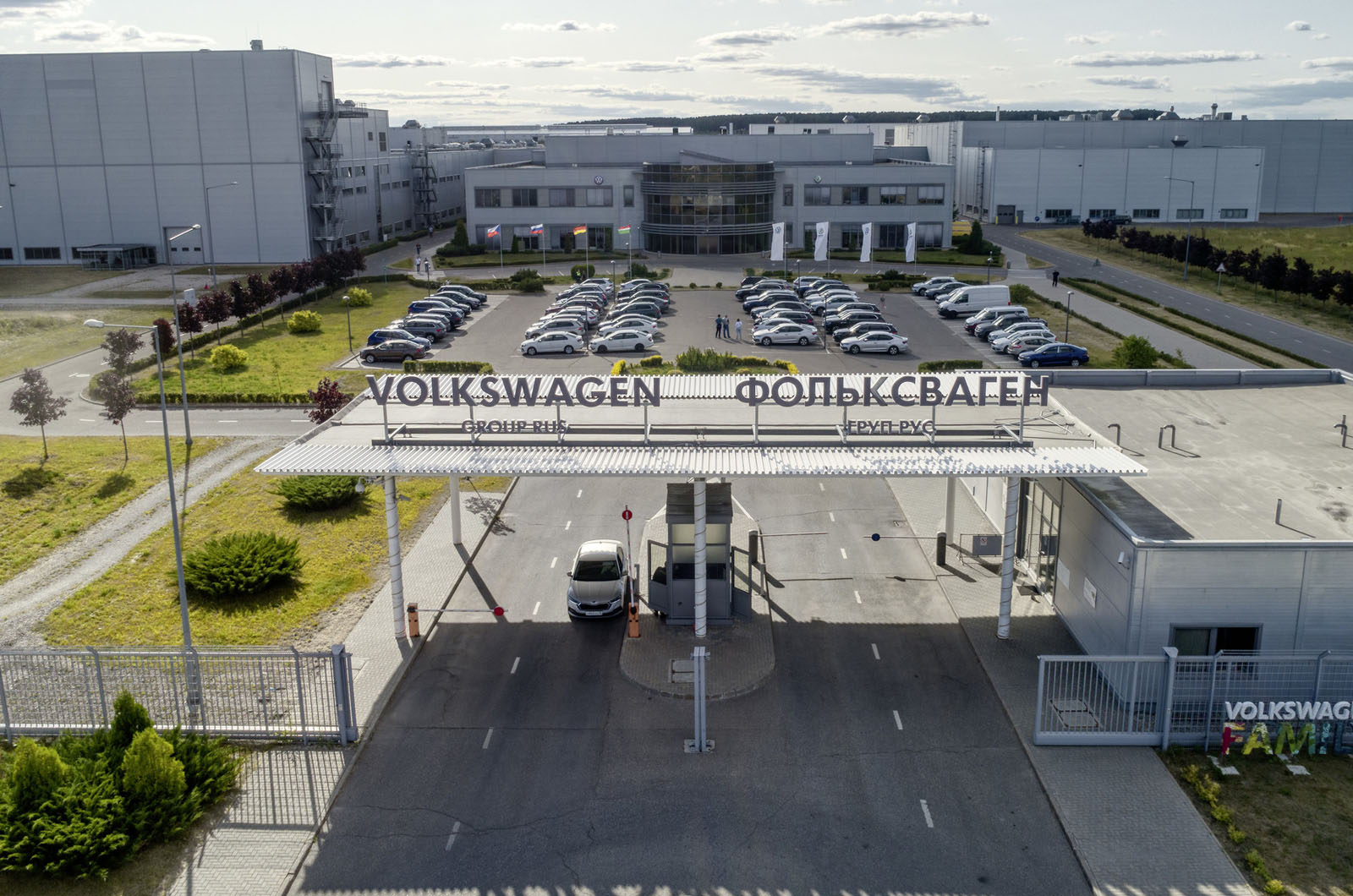 A Volkswagen csoport és a Mercedes is leállítja az oroszországi gyártást és az exportot