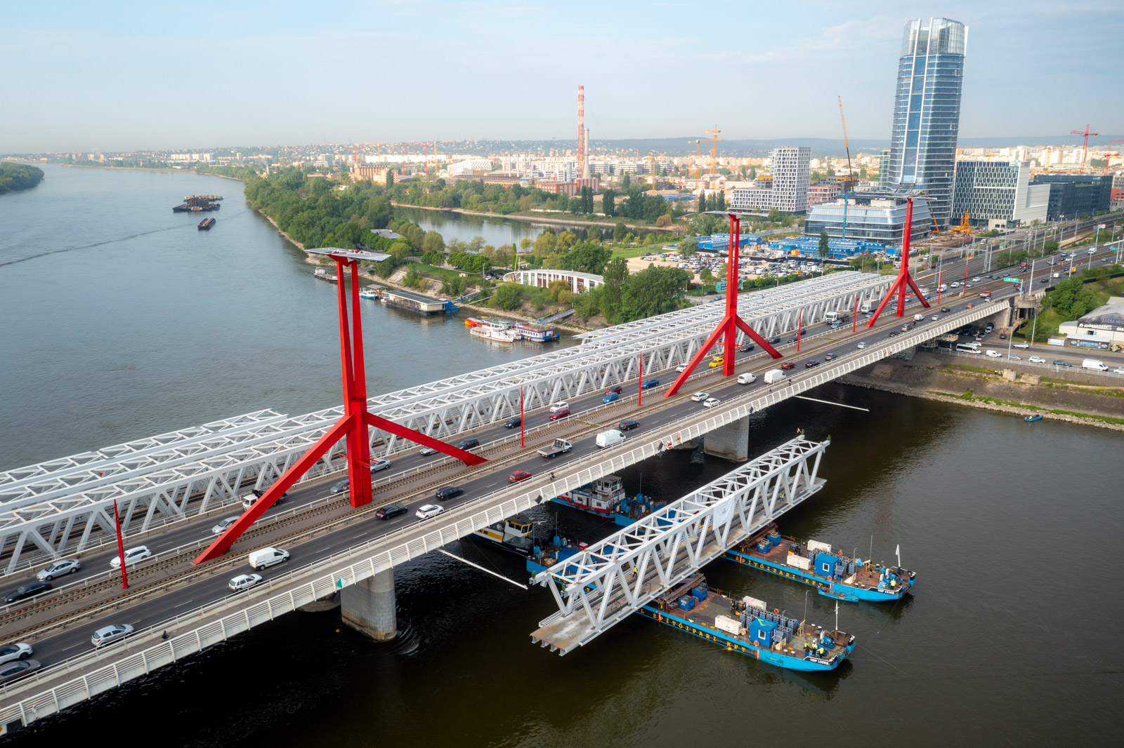 Véghajrában a Déli összekötő vasúti Duna-híd korszerűsítése – átjárható a harmadik híd is