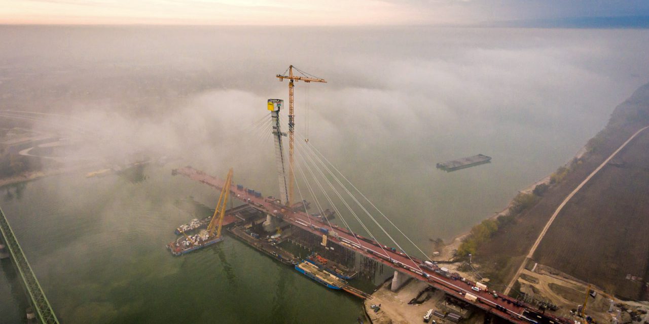 Látványosan halad az új komáromi Duna-híd építése