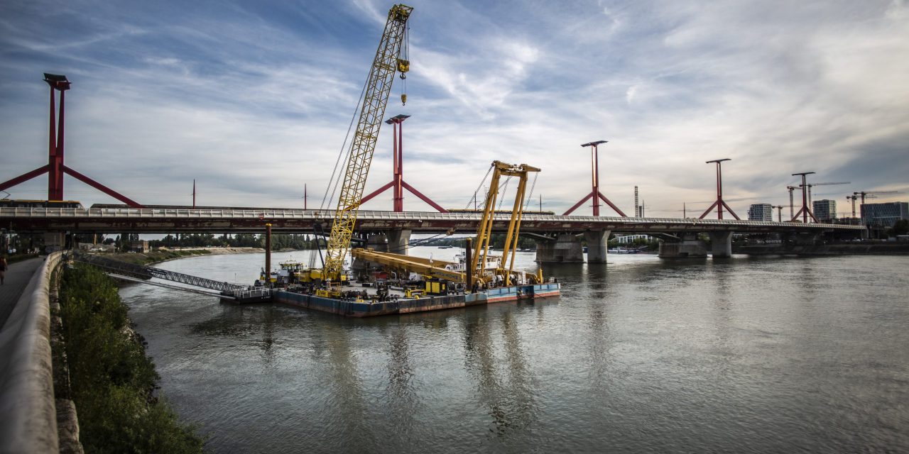 Látványos munkák előkészületei kezdődtek meg a Déli összekötő vasúti Duna-hídnál