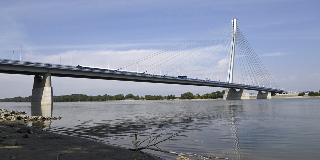 Átadták az új komáromi Duna-hidat