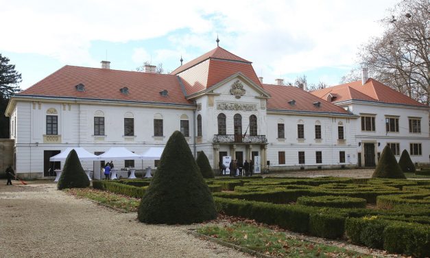 Lerakták a nagycenki Széchenyi-kastély turisztikai célú fejlesztéseinek alapkövét