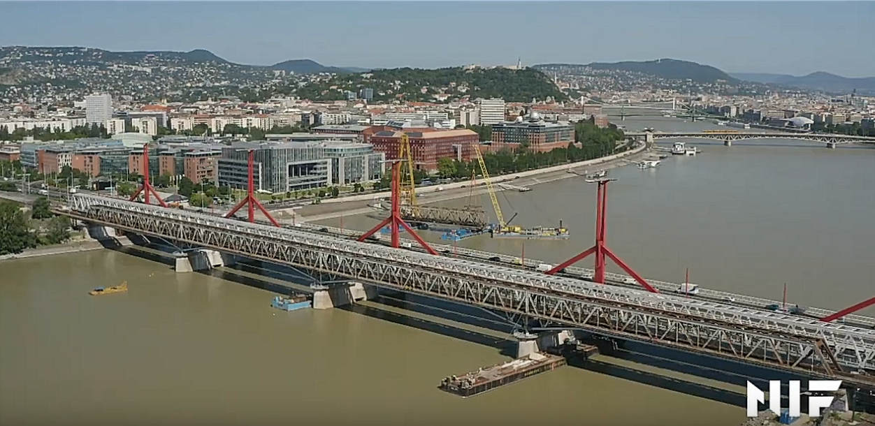 Elbontották a Déli Duna-híd középső hídszerkezetét