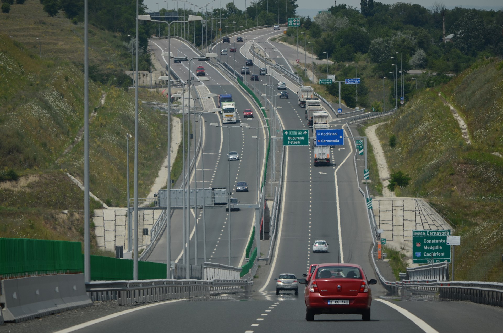 Aláírták Romániában a Déli-Kárpátokat átszelő, legdrágább autópálya-szakasz megépítéséről szóló szerződést