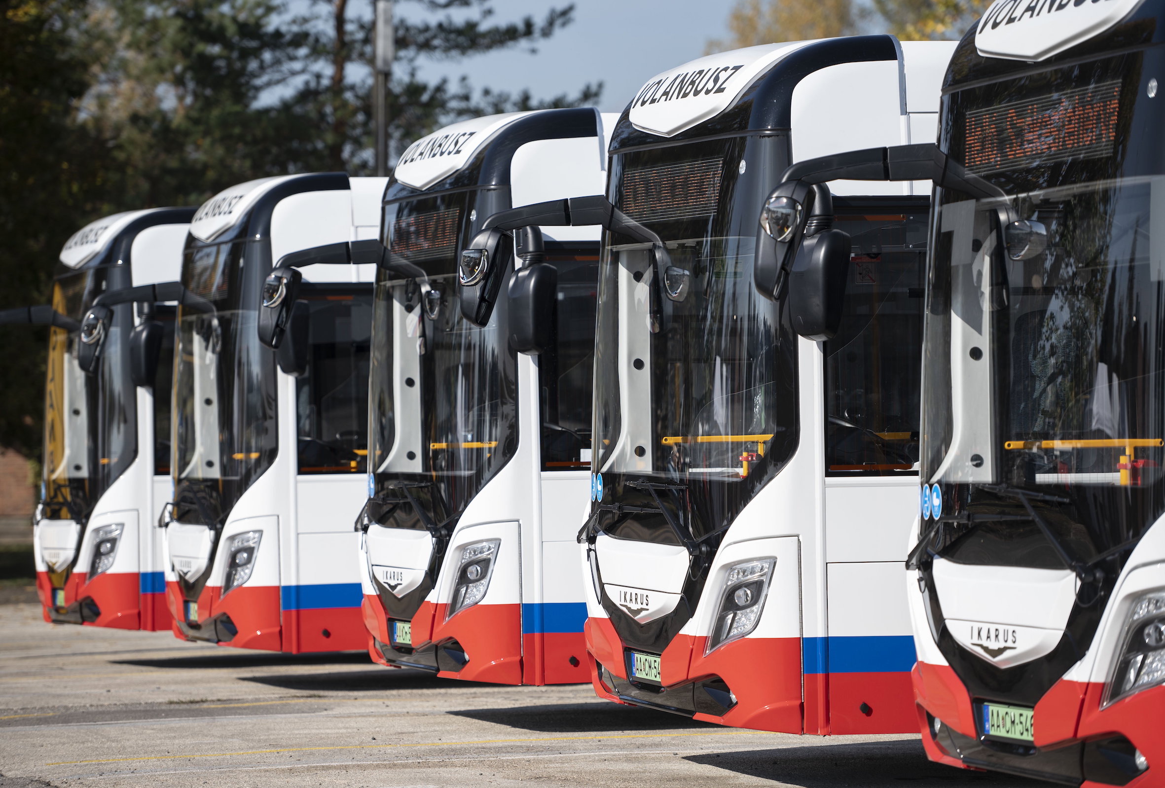 Több mint ezer buszt cserélnének elektromosra a közösségi közlekedésben