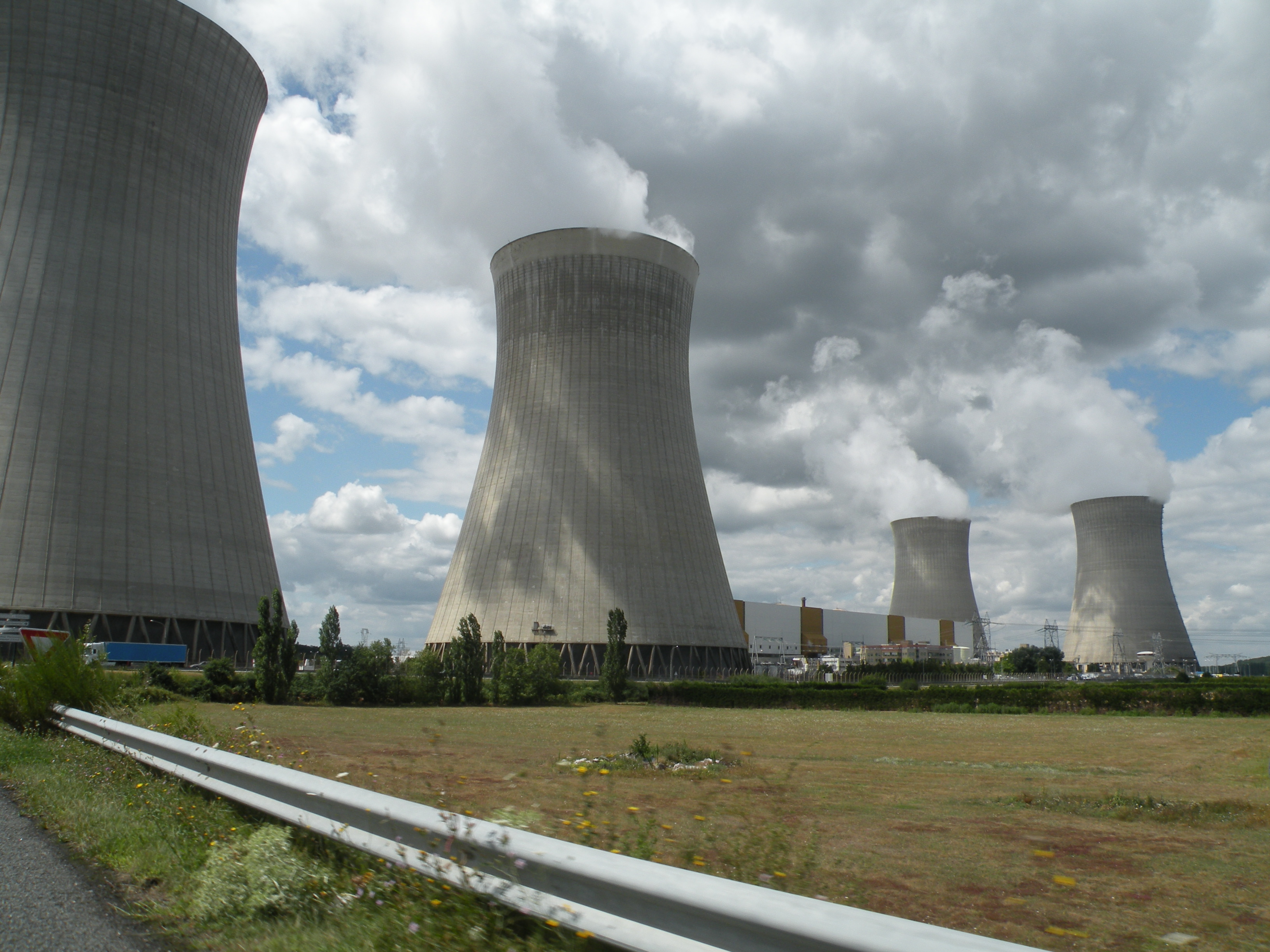 Franciaországban két újabb atomreaktor állt újból üzembe, az 56-ból negyven működik
