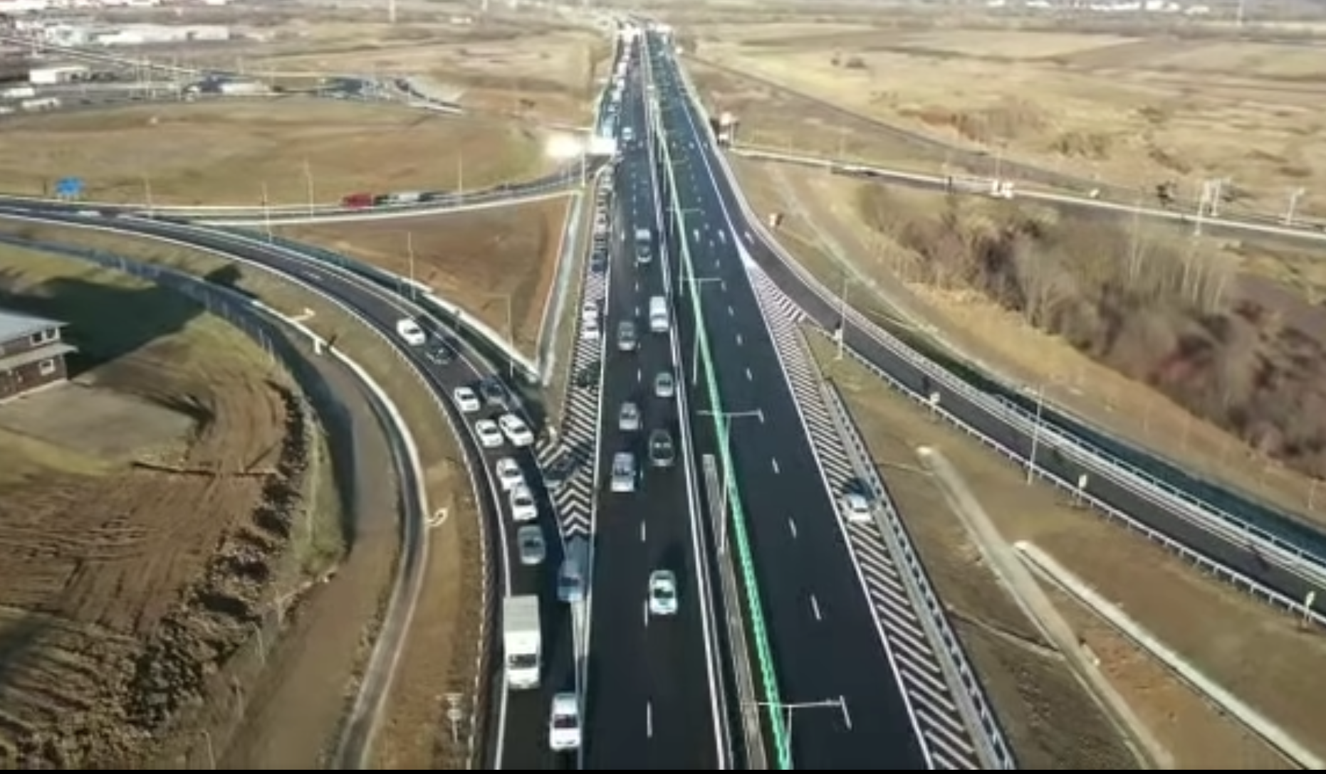 Megnyitották Romániában a Déli-Kárpátokon átvezető autópálya egy 13 kilométeres szakaszát