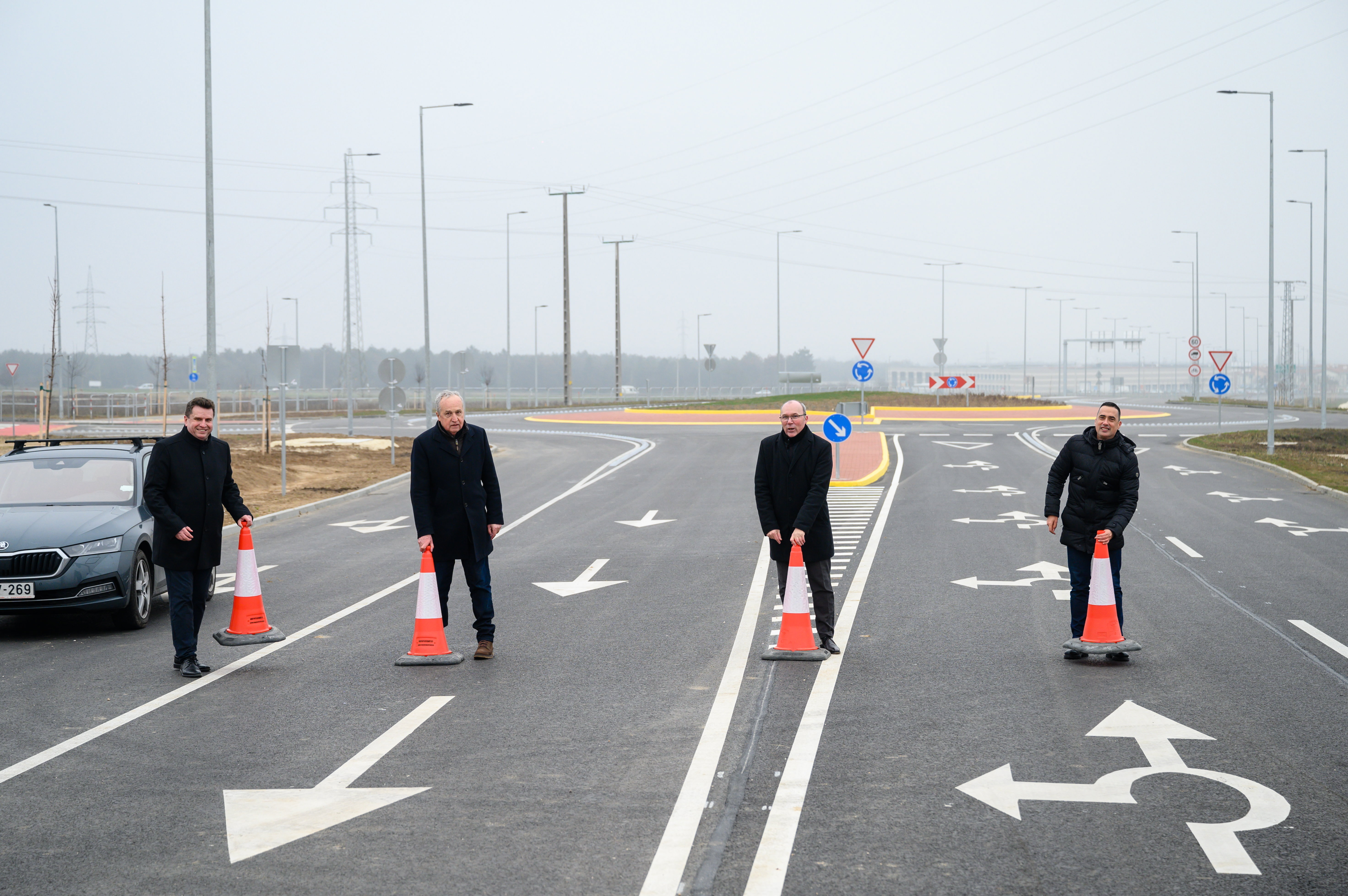 Átadták Veszprémben a 8-as főút déli elkerülő szakaszát