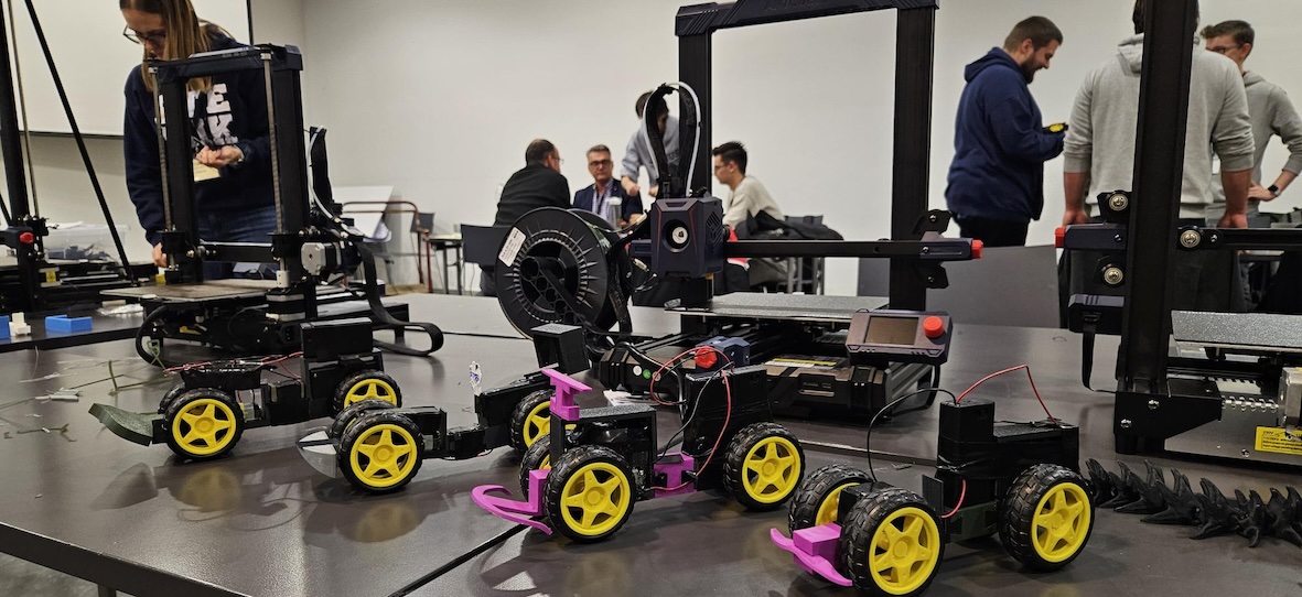 Saját maguk tervezte 3D-nyomtatott autókkal versenyeztek a diákok Pécsett