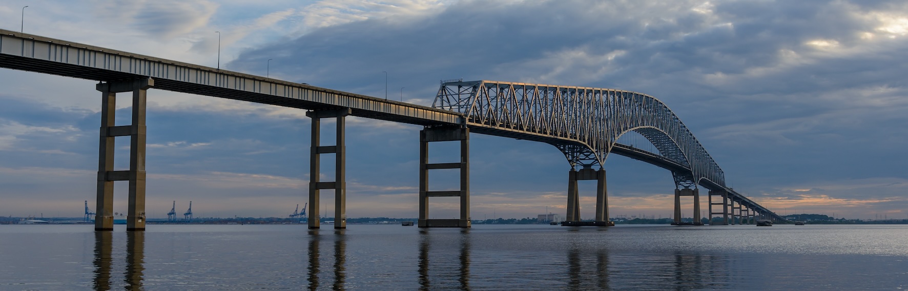 Összeomlott egy négysávos folyami híd Baltimore-nál