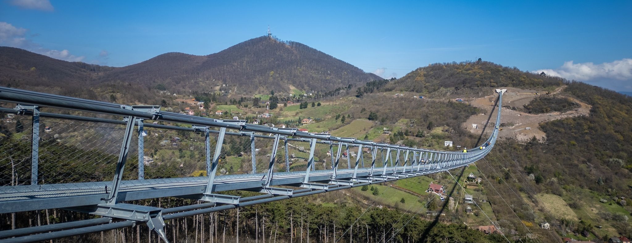Mérföldkövéhez érkezett a világrekorder kötélhíd építése