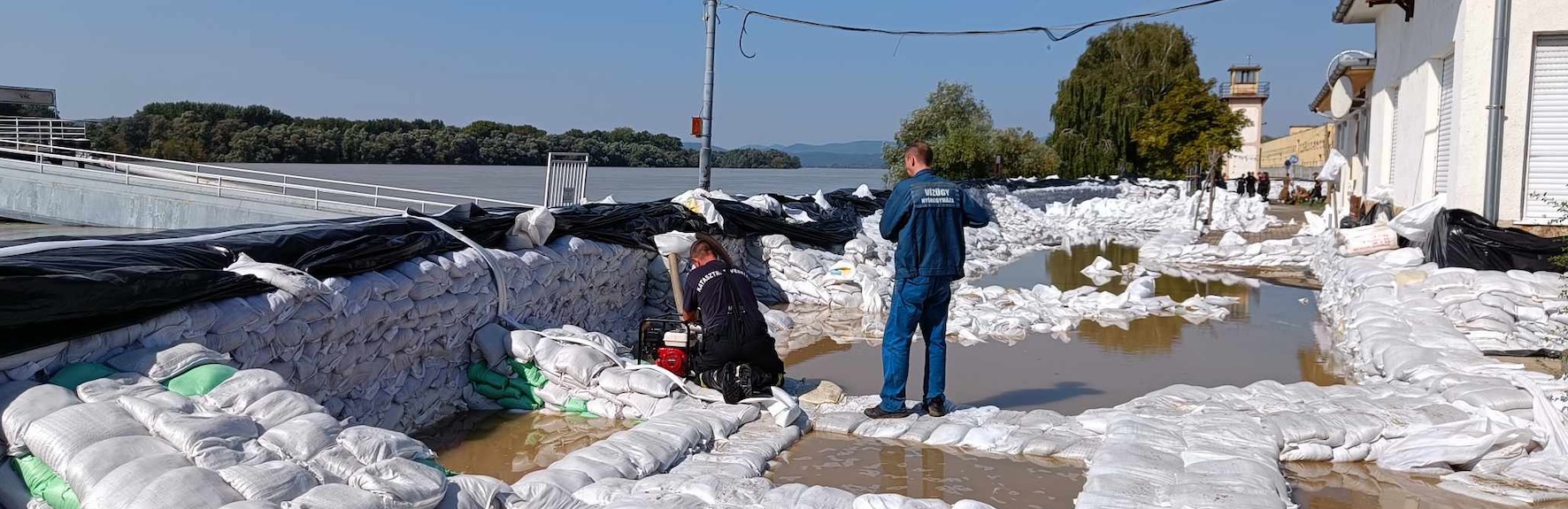 Tetőzésközeli szinten a Duna Nagybajcsnál