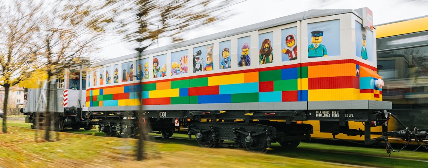 Életnagyságú LEGO villamos Budapest utcáin