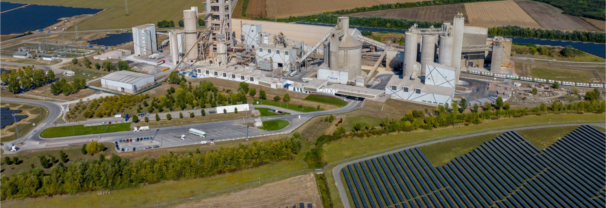 Jelentős méretű napelempark állt üzembe a királyegyházi cementgyárnál