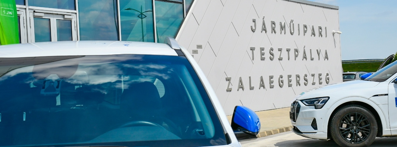 Átadták a ZalaZONE nagy sebességű oválpályáját